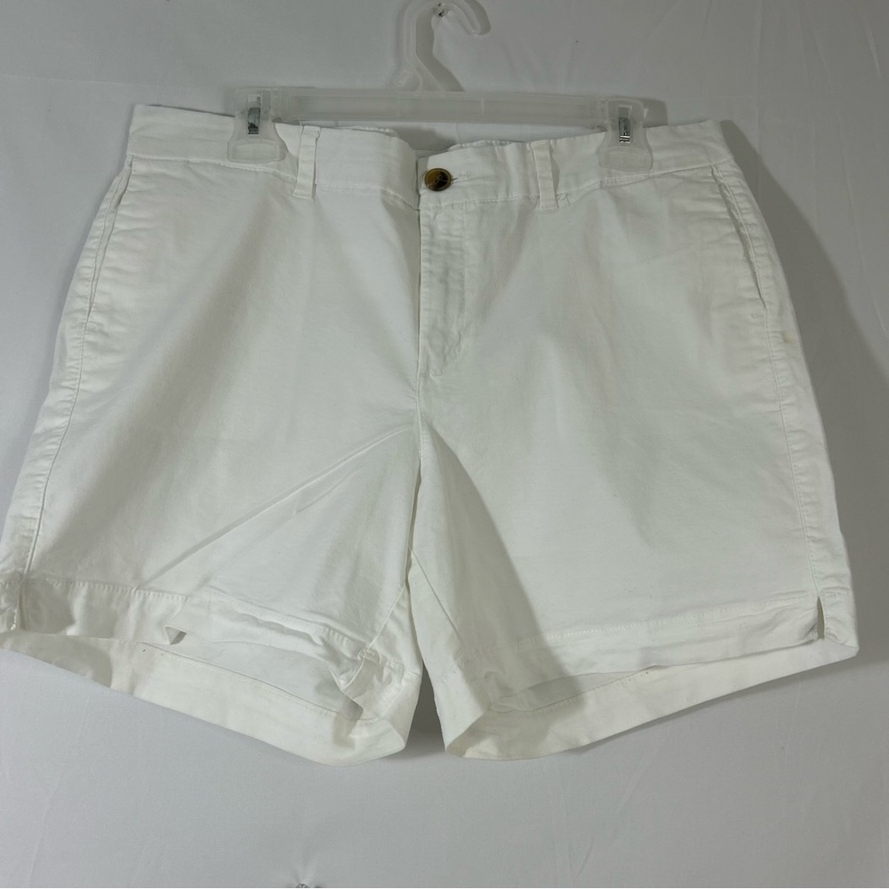 Old Navy White Everyday Mid-Rise Shorts - Size 14